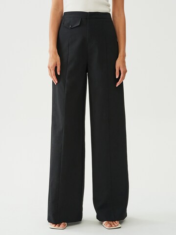 The Fated Wide leg Pants 'ELVINA' in Black: front