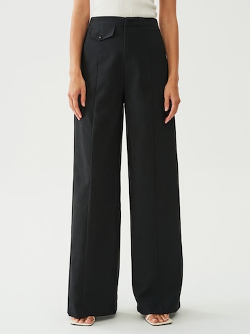The Fated Wide leg Trousers 'ELVINA' in Black: front