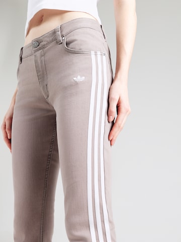 ADIDAS ORIGINALS Rozšírený strih Džínsy 'Adilenium Season 4 Teamgeist' - Ružová