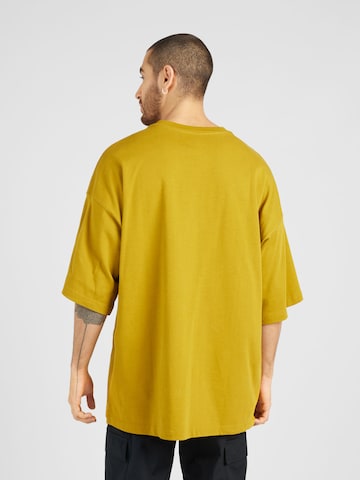 Nike Sportswear - Camisa em amarelo