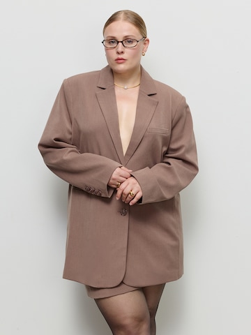 CITA MAASS - Blazer en marrón: frente