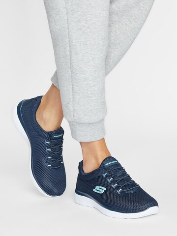 Baskets basses 'Summits' SKECHERS en bleu