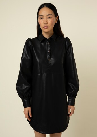 FRNCH PARIS - Vestidos camiseiros 'Acelya' em preto: frente