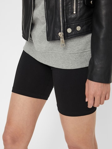 VERO MODA Skinny Shorts 'MAXI' in Schwarz