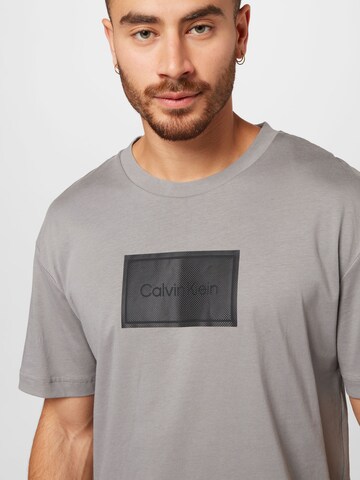 Calvin Klein قميص بلون رمادي