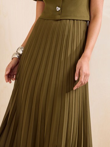 Rochie de la Friends Like These pe verde