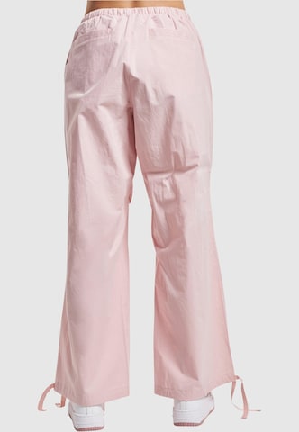 Loosefit Pantaloni di Karl Kani in rosa