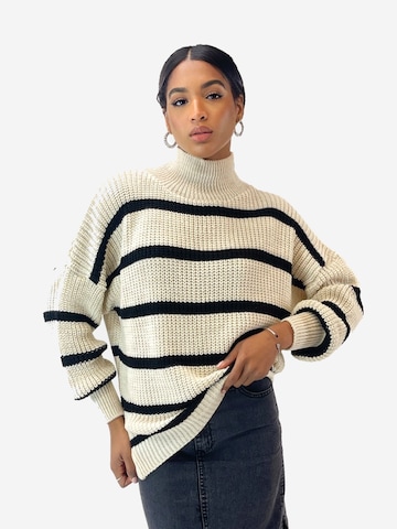 Pullover di Elara in beige: frontale