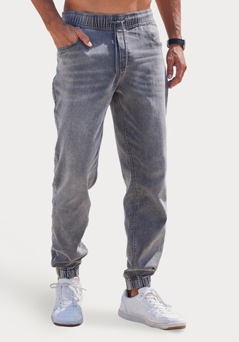 JOHN DEVIN Tapered Jeans in Grey: front