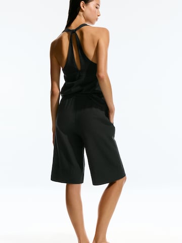 Top de la Pull&Bear pe negru