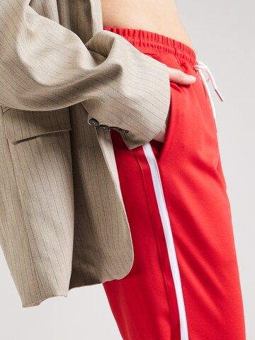 Loosefit Pantaloni 'CARCARMEN' di ONLY Carmakoma in rosso