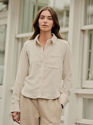 Next Blus i beige: framsida
