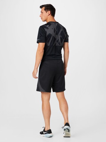 Regular Pantaloni sport de la NIKE pe negru