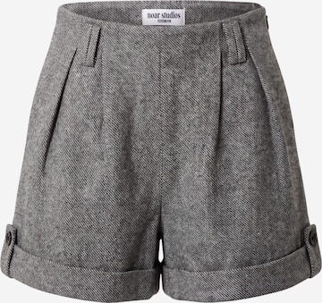 Regular Pantaloni de la noar studios pe gri: față