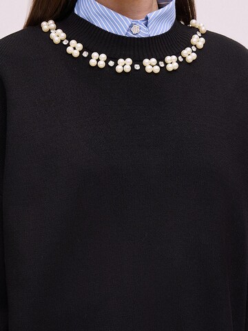 Touché Privé Pullover 'Sweater With Pearl Collar' i sort
