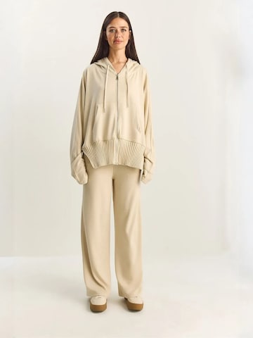 Completo pantalone di Bianco Lucci in beige: frontale