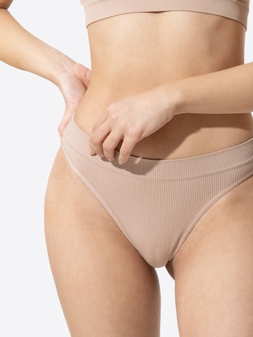 String di Yenita in beige