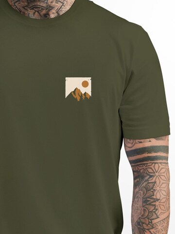 Neverless Shirt 'Mointain Badge' in Grün