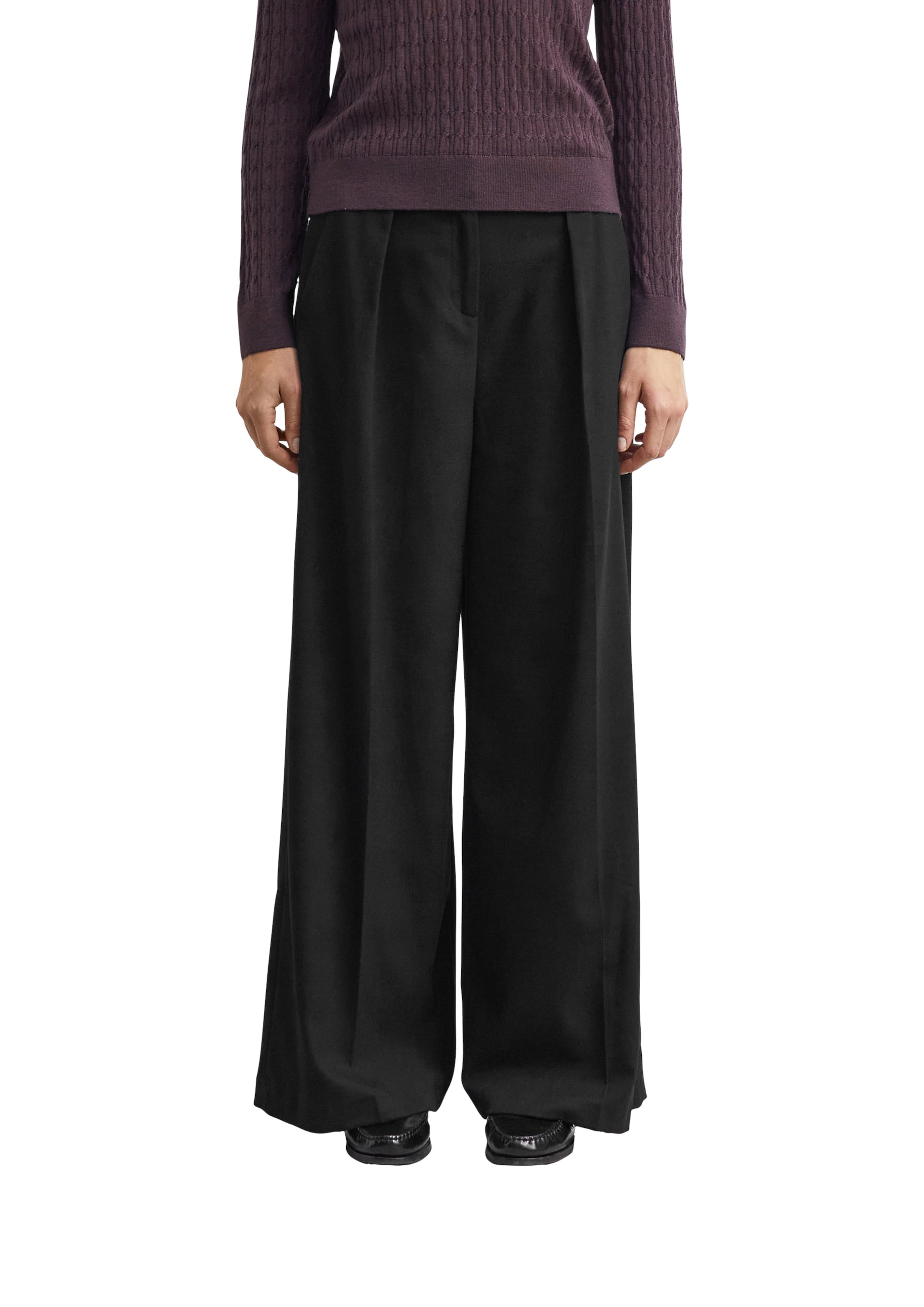 COMMA Wide leg Pleat-front trousers in Black: front