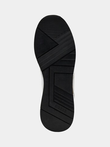 GUESS Sneaker in Braun