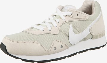 Baskets basses 'Venture Runner' Nike Sportswear en beige : devant