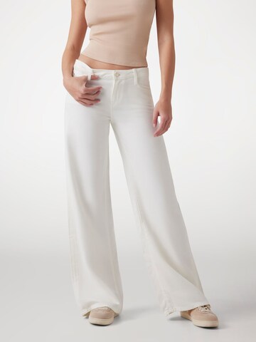 GUESS Wide leg Jeans in White: front