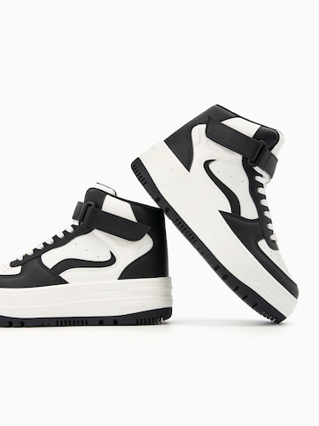 Bershka Sneakers high i svart