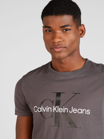 Calvin Klein Jeans قميص بلون رمادي