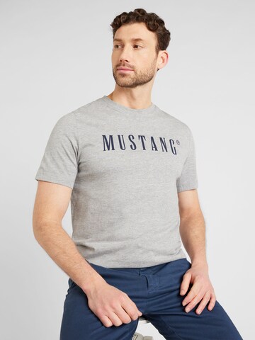 MUSTANG Tričko 'Austin' - Sivá