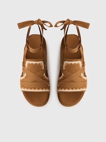 Sandale 'Goldenstar Hi Artistitch' de la UGG pe maro