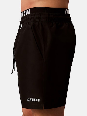 Shorts de bain 'CALVIN KLEIN MEDIUM DRAWSTRING BOXER Costumi da bagno' Calvin Klein en noir