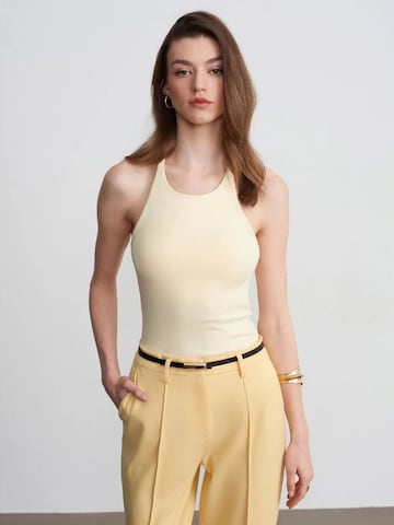 Top di Dilvin in giallo: frontale