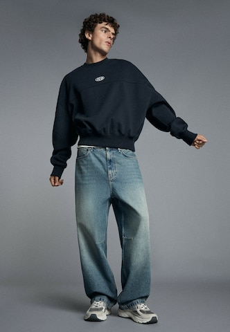 Barrel Jeans de la Bershka pe albastru