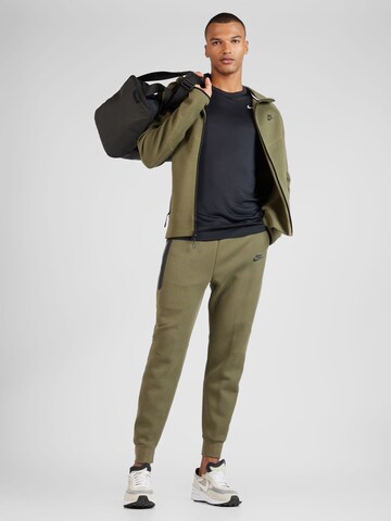 Tapered Pantaloni 'TECH FLEECE' de la Nike Sportswear pe verde