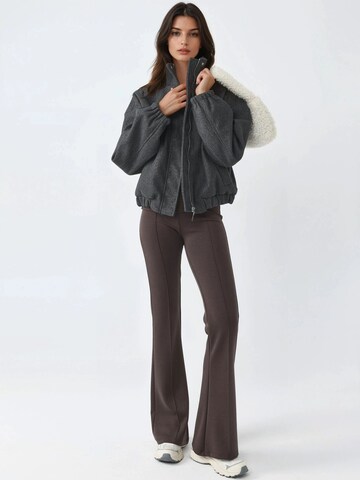 Busem - Flared Calças com vincos em castanho