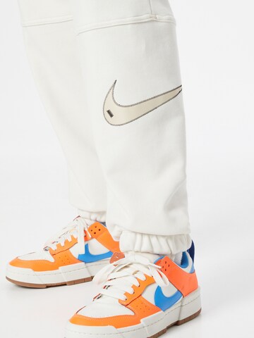 Nike Sportswear Tapered Broek in Wit