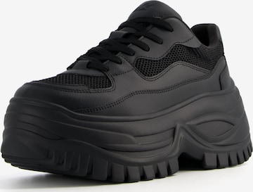 Sneaker bassa di Bershka in nero: frontale