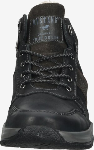 Boots stringati di MUSTANG in nero