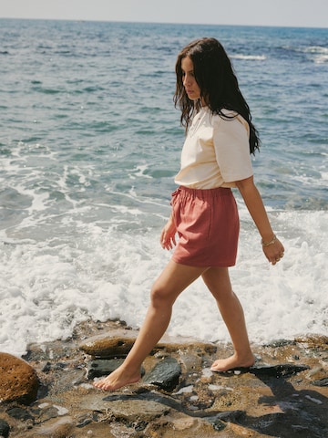 KAVAZI Regular Trousers in Red