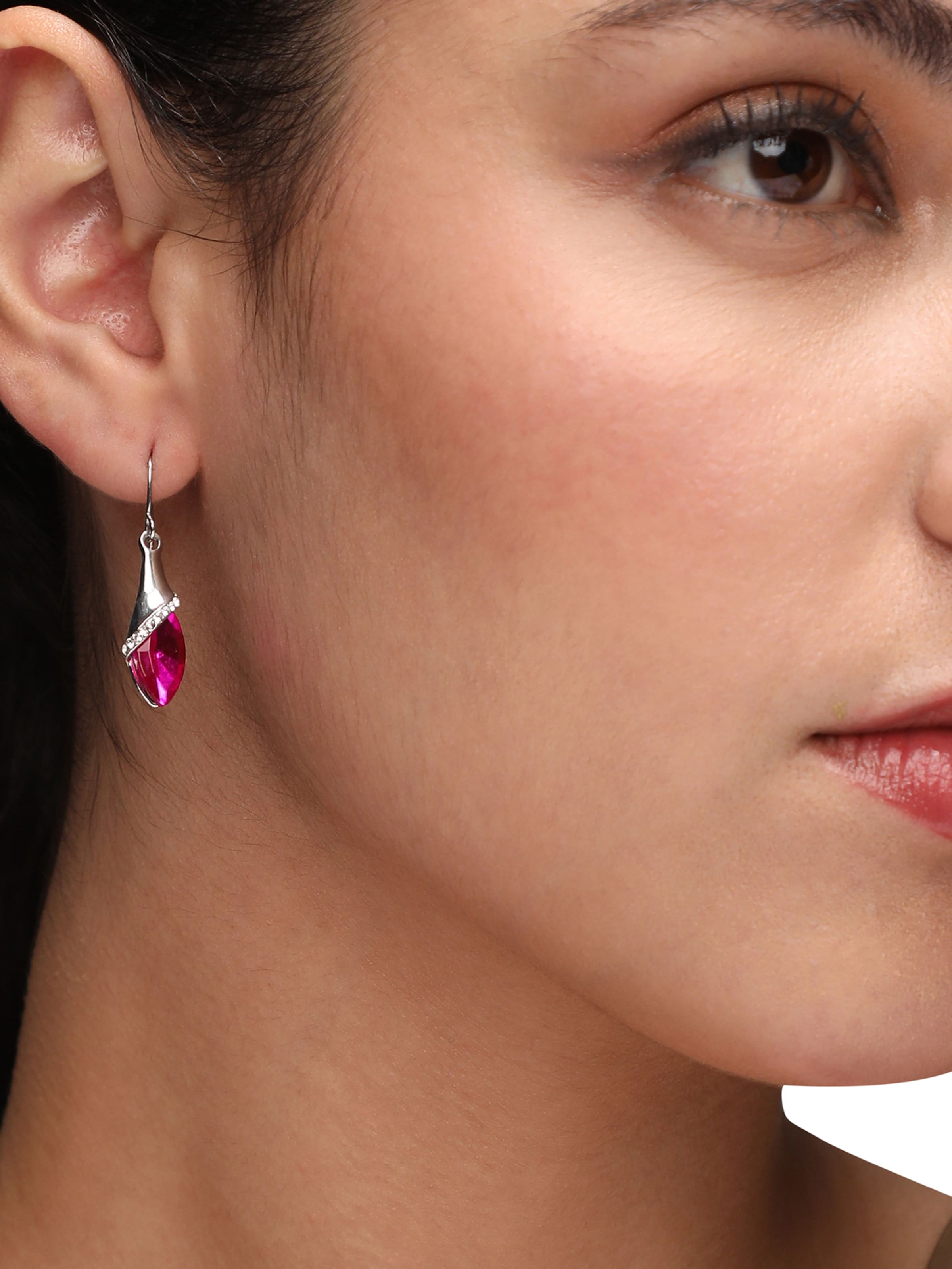 SOHI Náušnice 'Nishu' - Strieborná: predná strana