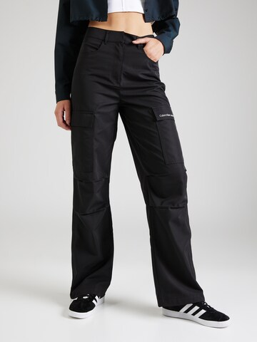 Calvin Klein Jeans - Loosefit Pantalón cargo en negro: frente