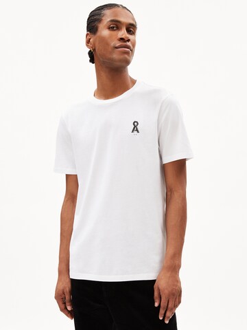 T-Shirt ARMEDANGELS en blanc : devant