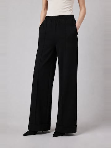 OWN Off With NatureLoosefit Hlače 'Pantalone Palazzo con Risvolto in Interlock Black' - crna boja: prednji dio