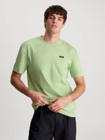 T-Shirt Calvin Klein en vert : devant