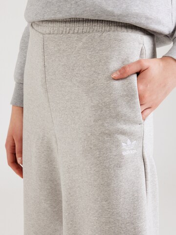 Loosefit Pantaloni 'Ess' di ADIDAS ORIGINALS in grigio