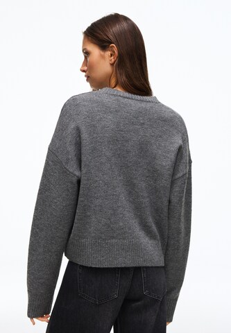 Bershka Pullover in Grau