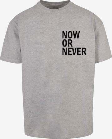Merchcode Shirt 'Now Or Never' in Grijs: voorkant