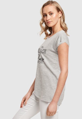 T-shirt 'Beach Please' Merchcode en gris