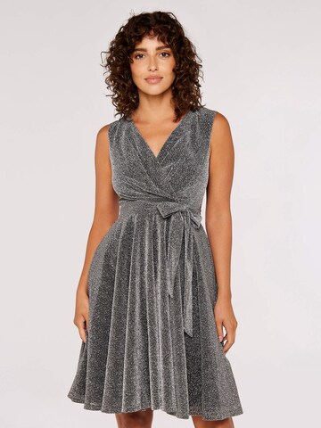Robe de cocktail Apricot en gris : devant