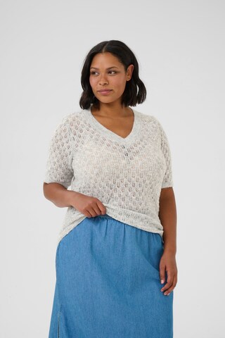 Pull-over 'Loura' KAFFE CURVE en gris : devant
